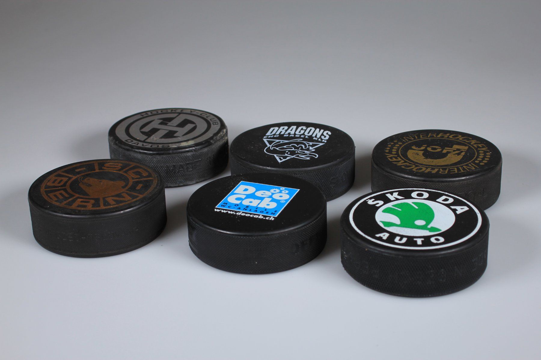 Palloni: Konvolut 6 Eishockey-Pucks – Usato da Basel venduto da IRMAundFRED 1