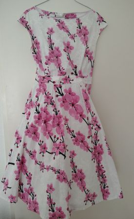 Baumwollkleid mit Knöpfen am Rücken, elastischem Bund