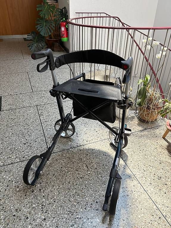 Ausili per la deambulazione: Sehr leichter Rollator, Vital 62 Carbon – Nuovo (secondo la descrizione) da Zürich venduto da Swiss_stone 1