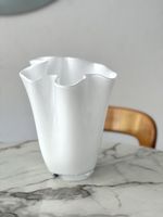 Weiße Kunstglasvase, skulpturale, geriffelte Taschentuchvase