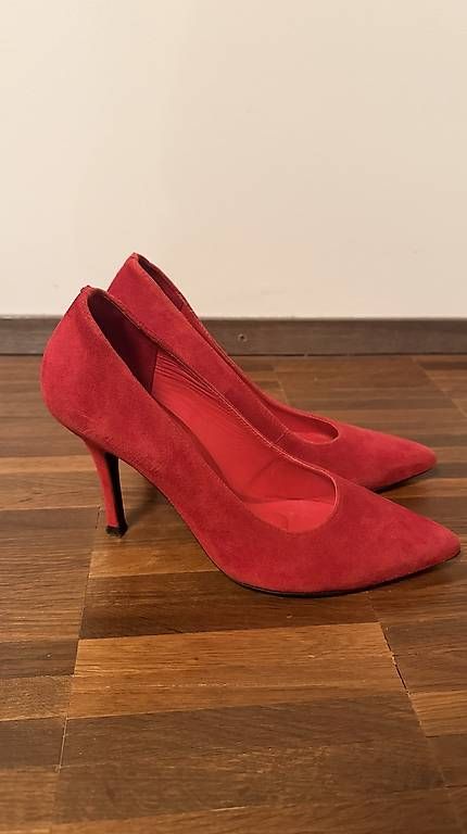 Damenschuhe: Rote echte Wildleder Pumps – Gebraucht aus Winterthur von Mausklick75