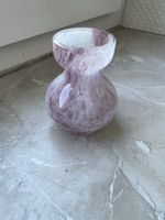 Vase Glas lilafarben mit Weiss Muster guter Zustand