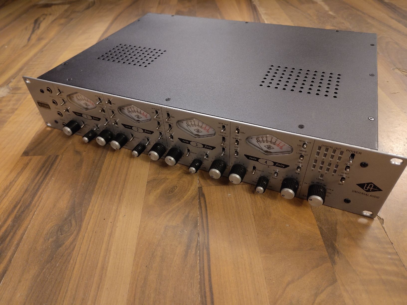 Amplificatori: Universal Audio 4-710d Mikrofonvorverstärker – Usato da Basel venduto da Loggae1