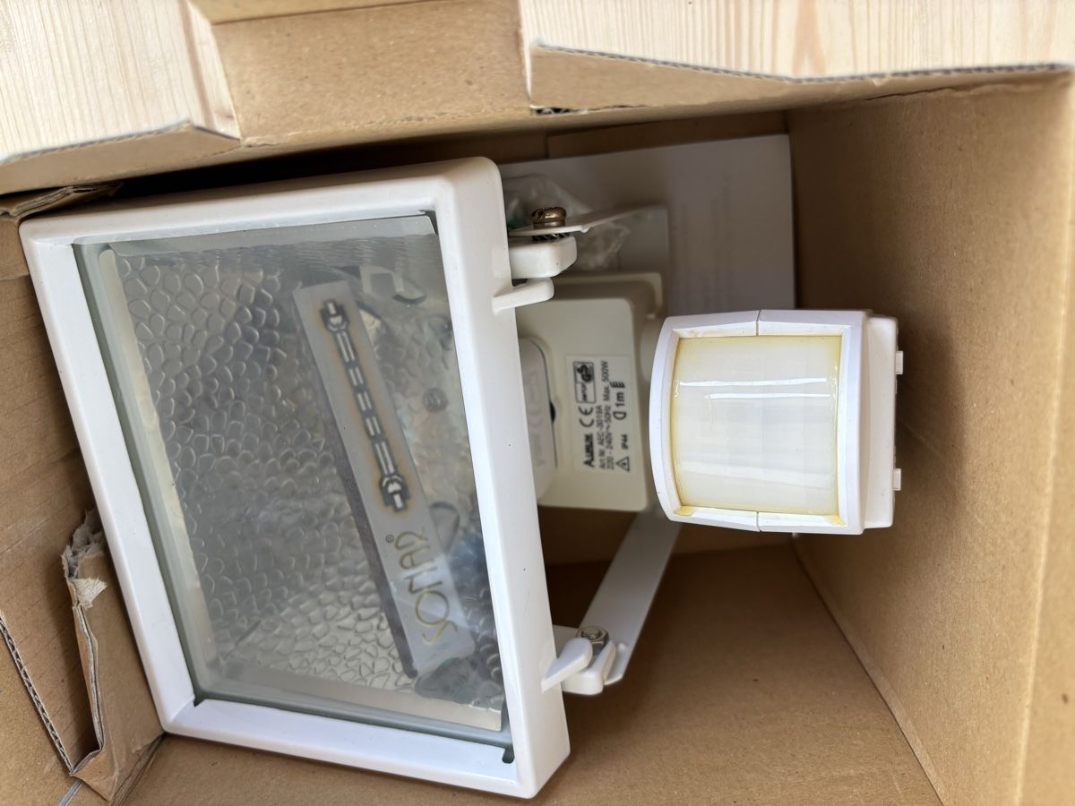 Scheinwerfer: Scheinwerfer Halogen weiss mit Bewegungsmelder – Neu (gemäss Beschreibung) aus Büron von Singer19 2