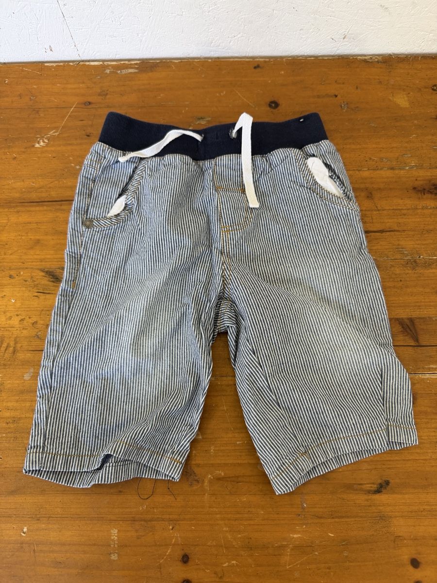 Pantaloni: Kinder Shorts Gestreift Gr. 116 – Usato da Gurmels venduto da SwissShop21