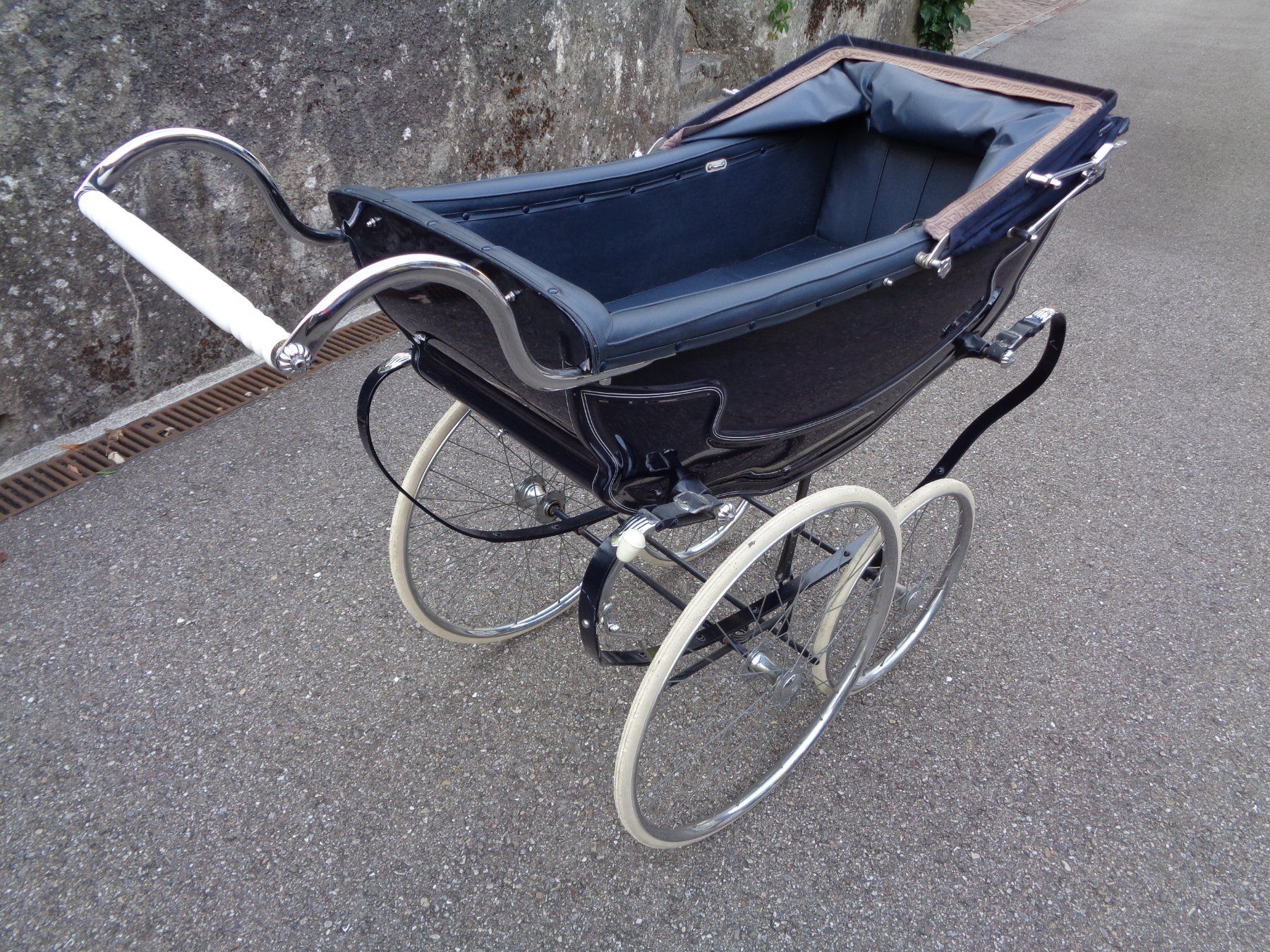 Ladenausstattungen & Messebau: Hausbar aus Kinderwagen 'Wilson' – Gebraucht aus Läufelfingen von remajo62