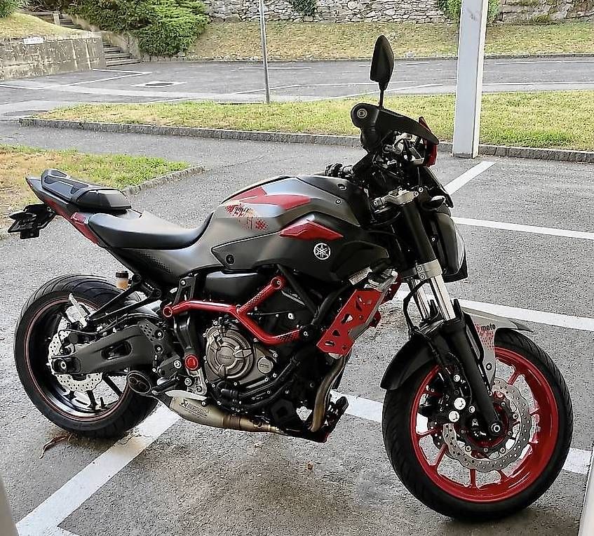 Yamaha Strada: Yamaha MT-07 ABS Moto Cage – 6’500 km – Akrapovič – Usato da Giubiasco venduto da jul_5c5b
