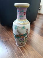 Asiatische Porzellanvase mit Vogelmotiv