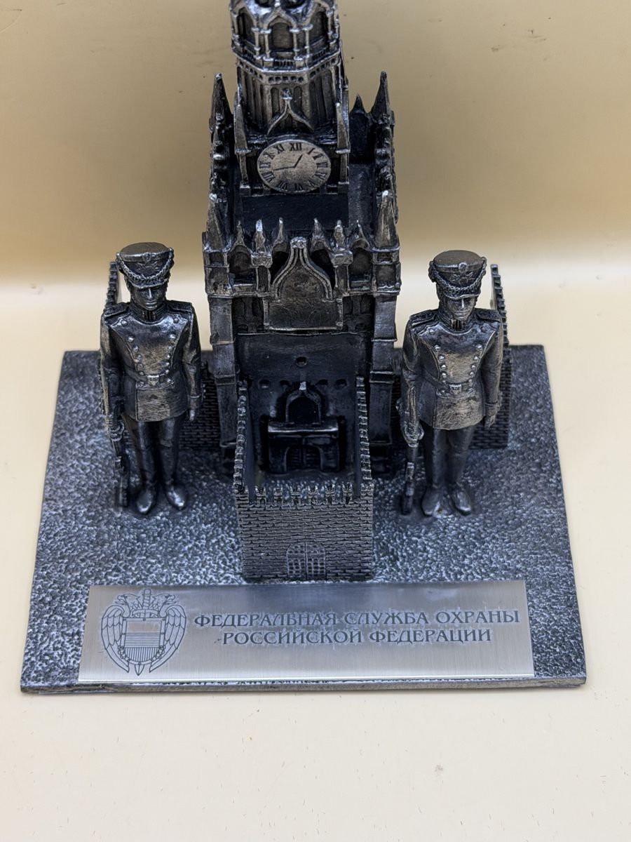 Statuette: FSO Kremlin Moscow Official Russian Guards Statue Boxed – Usato da Genève venduto da sho_67qj 2