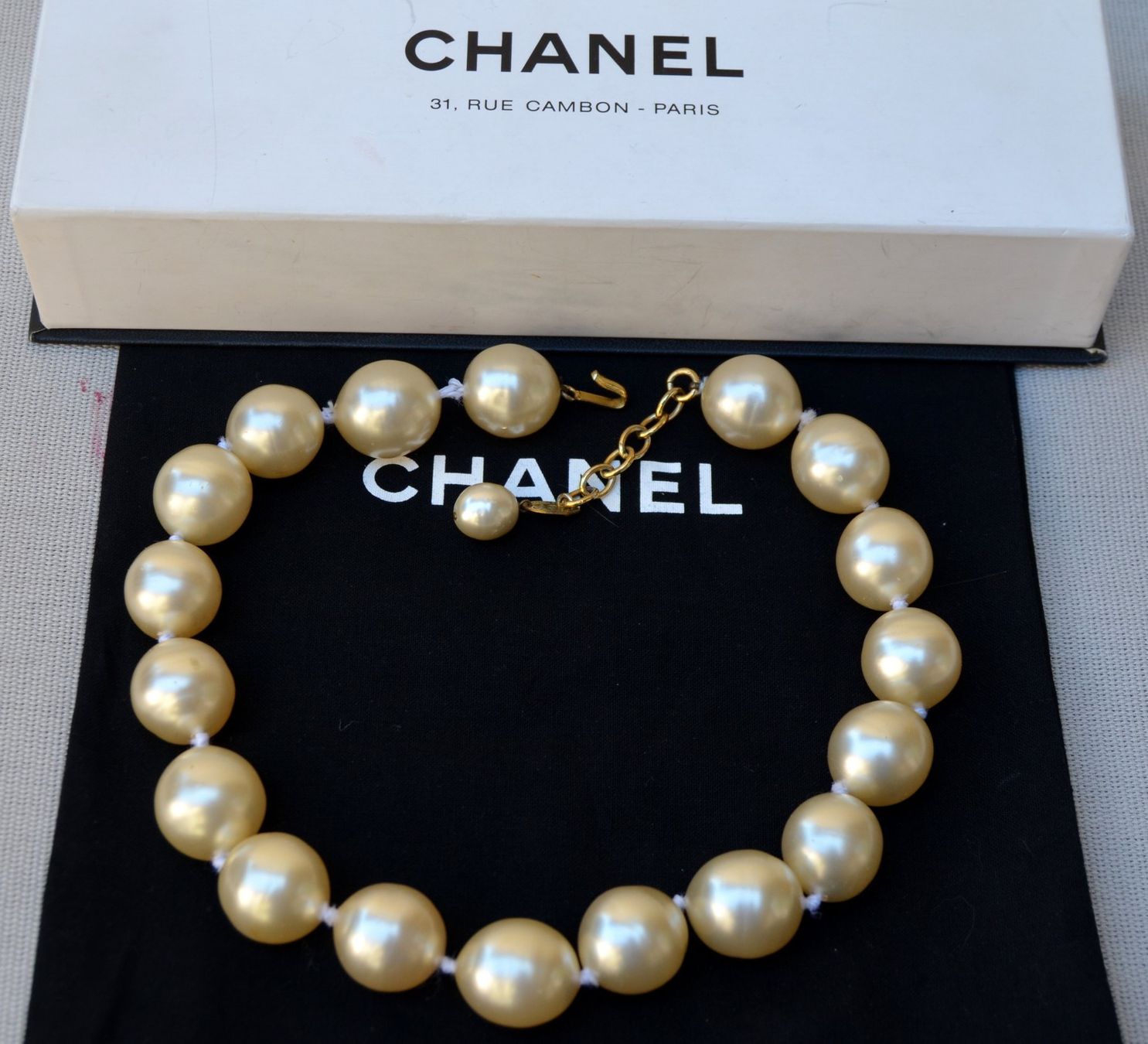 Chanel Ketten: Perlenkette CHANEL collier de perles Vintage – Gebraucht aus Collonges von Auganien 4