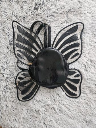 Mini sac à dos papillon noir verni, neuf