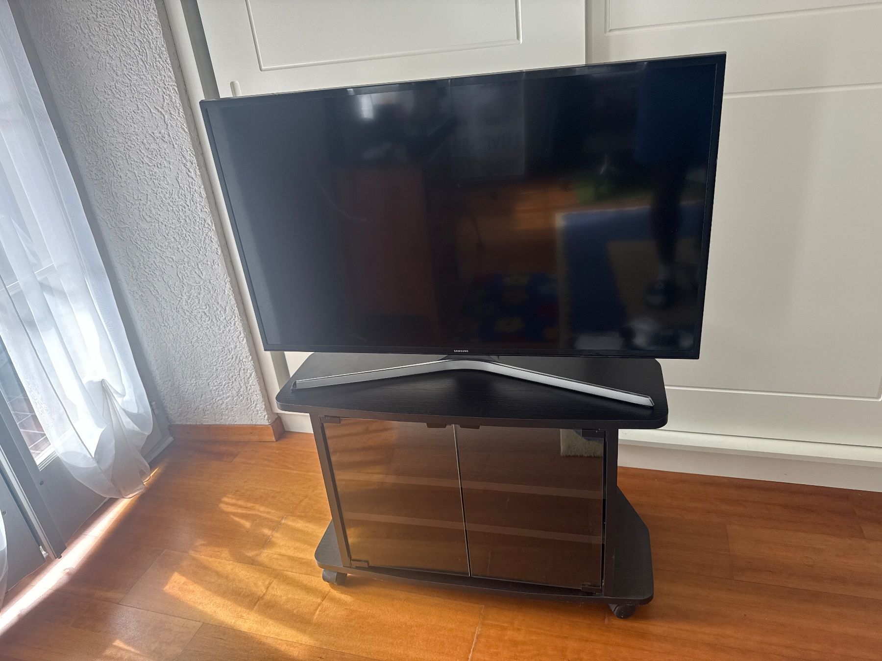 Mobili TV: TV-Möbel schwarz mit Glastüren – Usato da Thalwil venduto da vernasm 5
