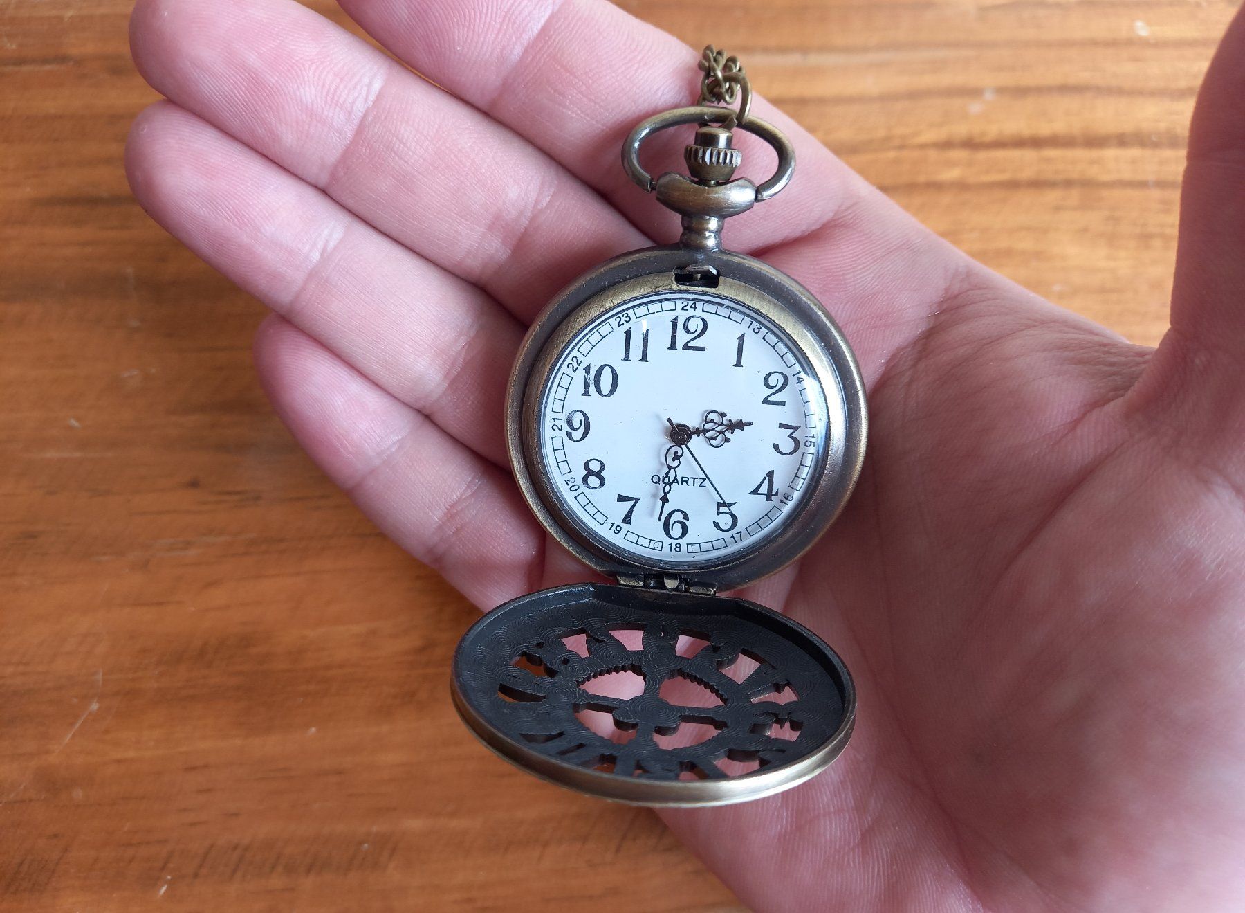 Uhren: Quarz-Taschenuhr mit Hohlklappe im Retro-Stil – Neu und originalverpackt aus Lausanne von WATCH-WORLD 5