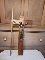 Holzkruzifix mit Jesusfigur, INRI, Holz
