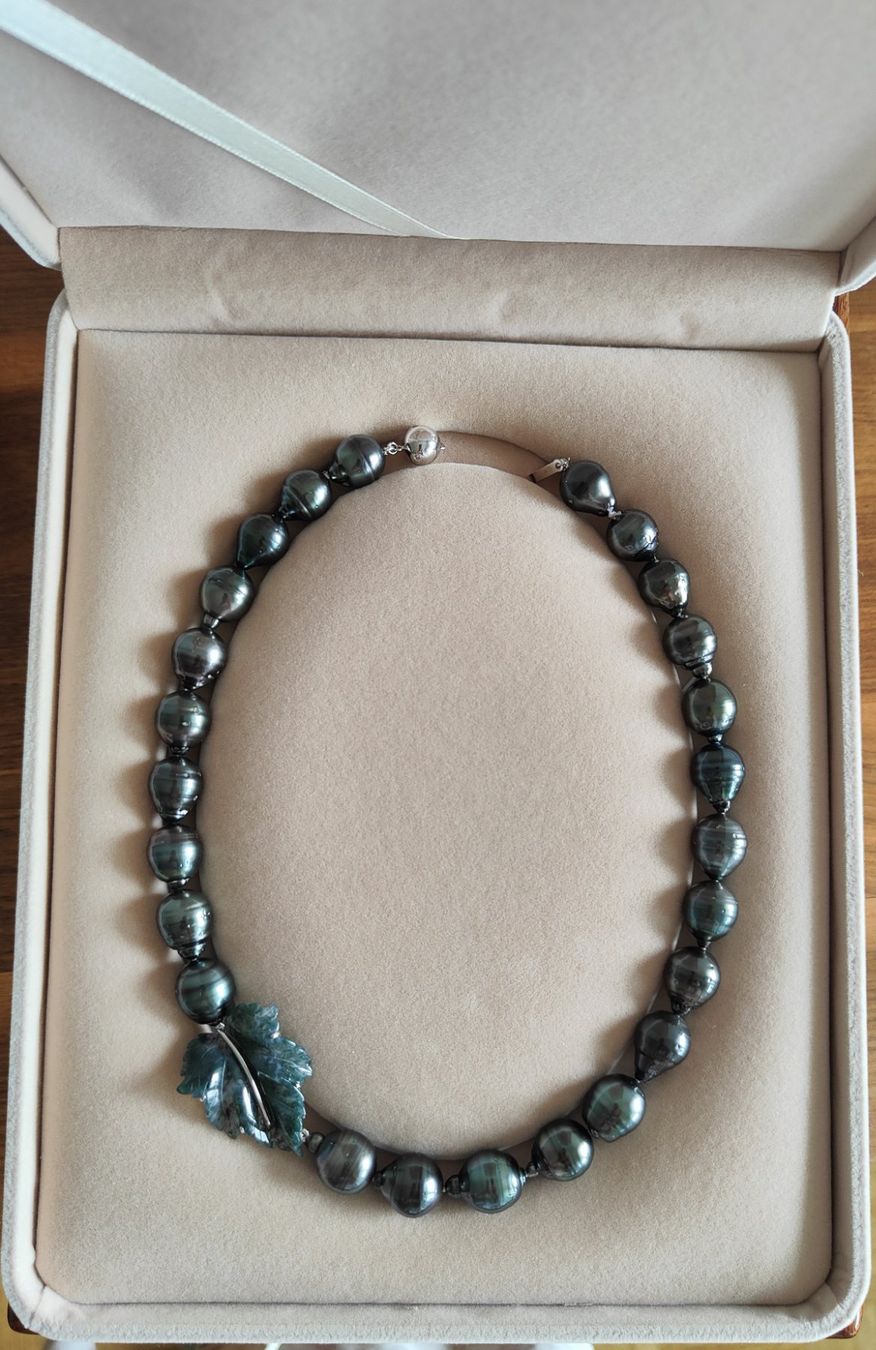 Ketten: Tahitiperlen Collier mit Moosachat Blatt , barocken Perlen – Neu und originalverpackt aus Rümlang von 21f 7