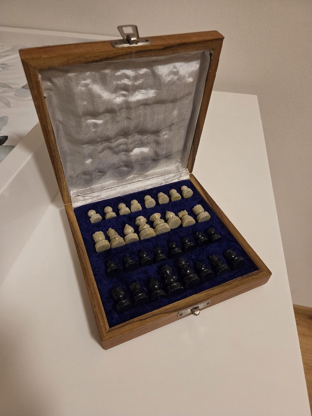 Giochi: Schachspiel Marmor Figuren & Holzschatulle – Usato da Maienfeld venduto da crx88 1