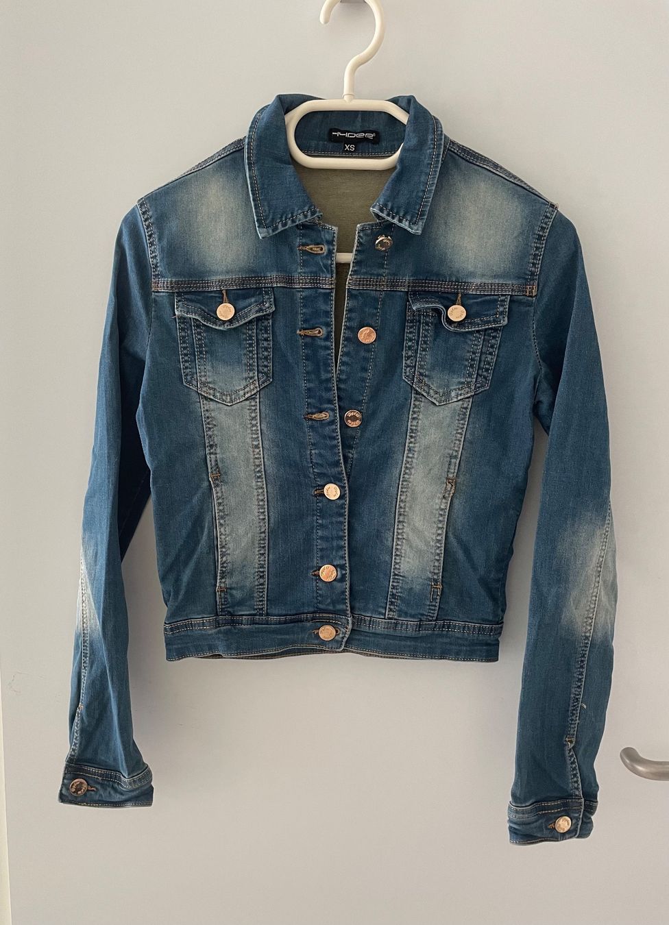 Giacche: Wunderschöne Jeansjacke in GR. 34 – Usato da Urdorf venduto da leoale
