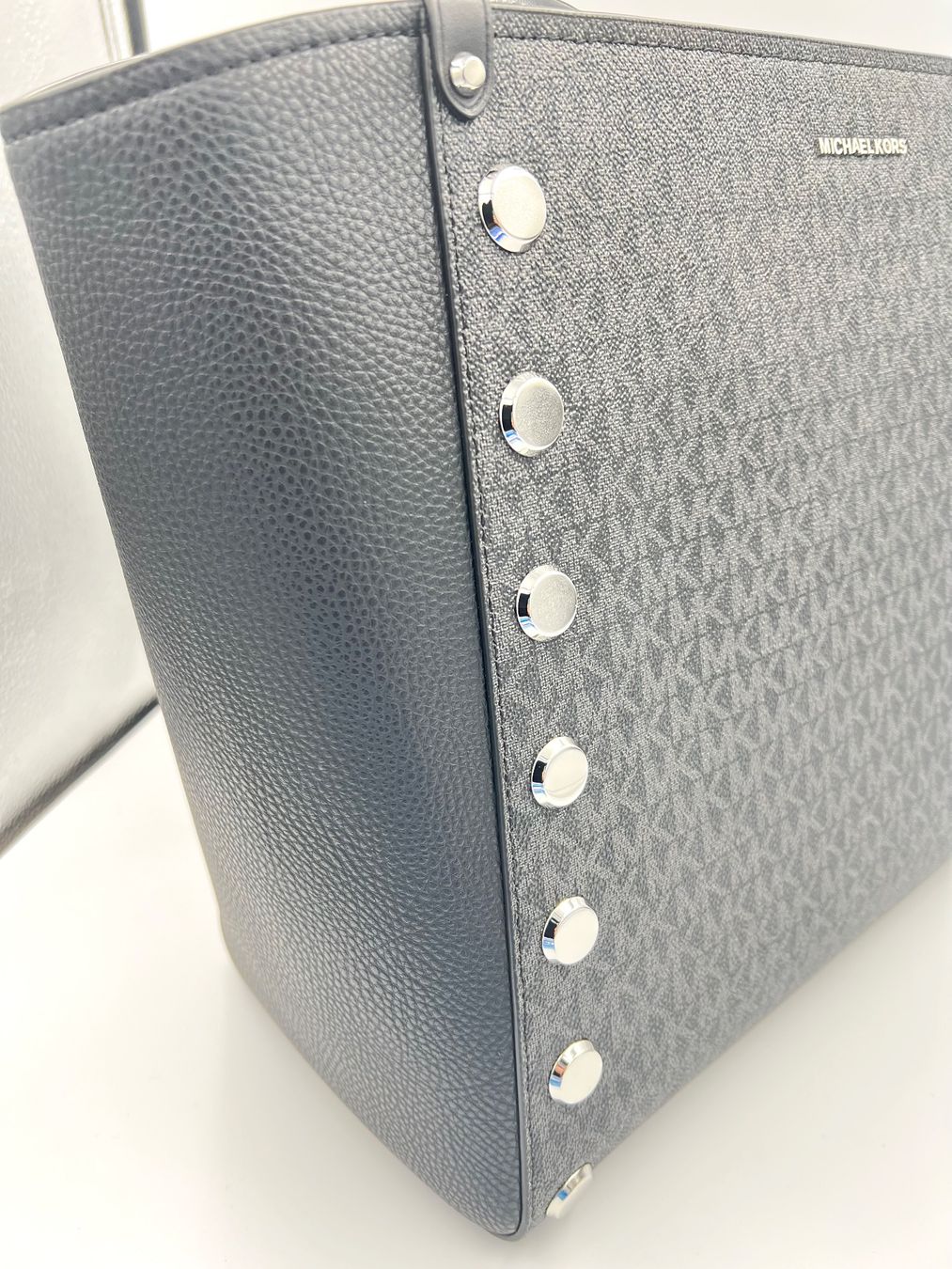 Michael Kors Borse da donna: Michael Kors Tasche black mit silber Knöpfe – Nuovo e nell'imballaggio originale da Wiedlisbach venduto da Sistershop 2