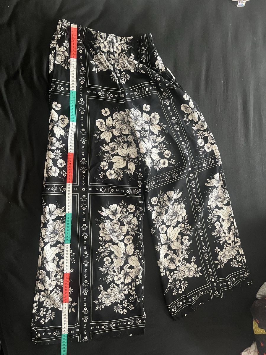 Kleiderpakete: Bluse und Hose Blumenmuster schwarz/weiss  – Neu (gemäss Beschreibung) aus Olten von sae_82z2 1