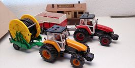 2 Traktoren mit Anhänger und Figuren und 1:32