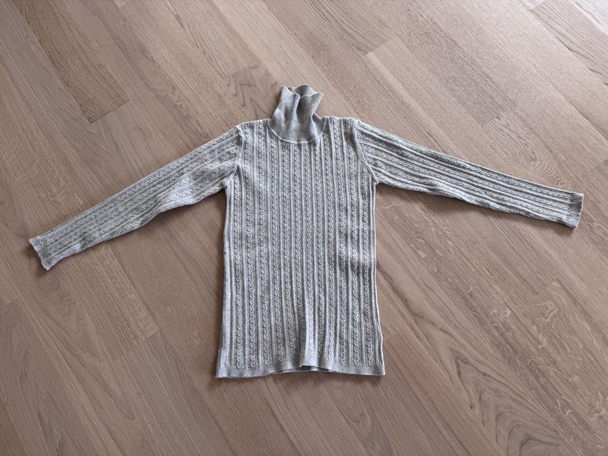 Next Maglioni & Felpe: Rollkragenpullover grau gestrickt langarm, Grösse 134, neu – Nuovo (secondo la descrizione) da Zürich venduto da SoGa73