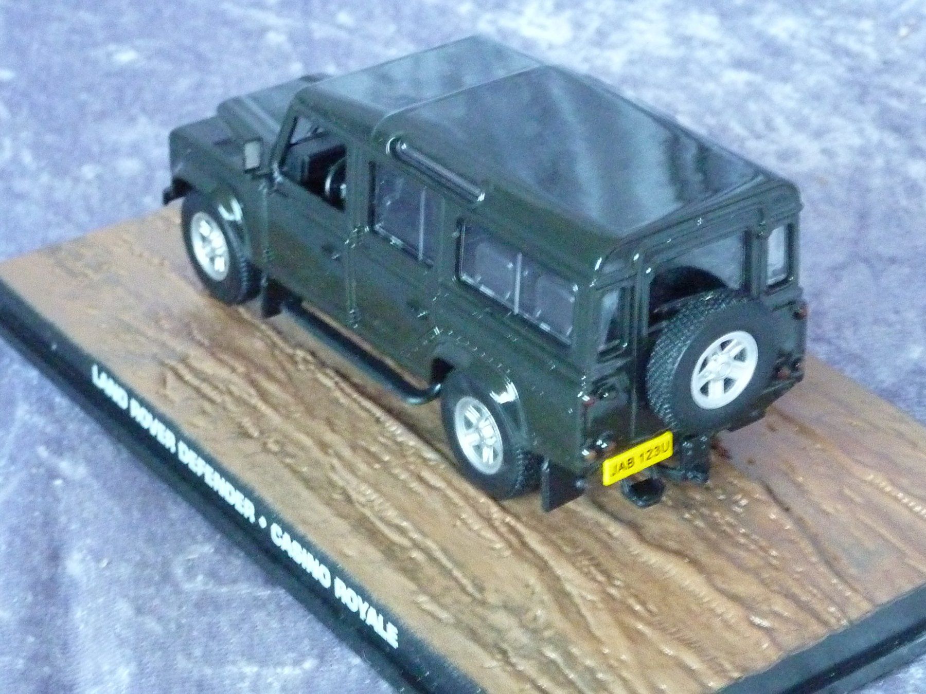 Land Rover Modellini d'auto: Land Rover Defender James Bond  1:43 – Nuovo (secondo la descrizione) da Dürrenäsch venduto da modellautos4you 2