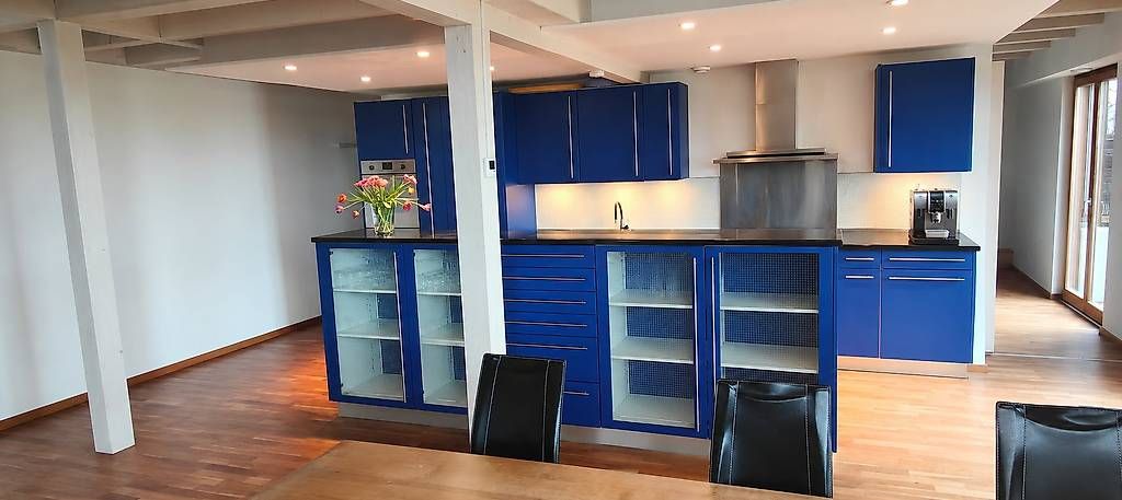 Cucine complete: Designküche mit Natursteinabdeckung, Edelstahl, MDF Fronten – Usato da Lommiswil venduto da Buechfink