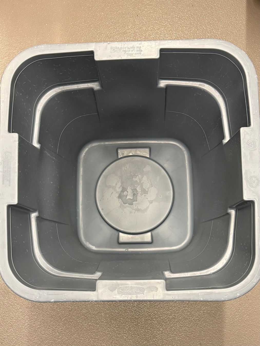 Behälter & Ähnliches: 2 Stk. Rubbermaid Behälter 105 lt. – Gebraucht aus Hinwil von flaggli