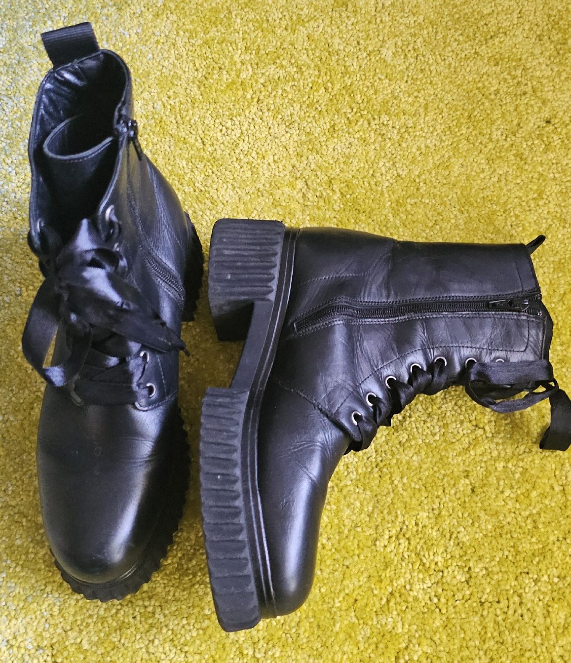 Scarpe da donna: Schwarze Boots Gr. 40 mit seidigen Schnürsenkel – Usato da Horgen venduto da ste_sy7h 2