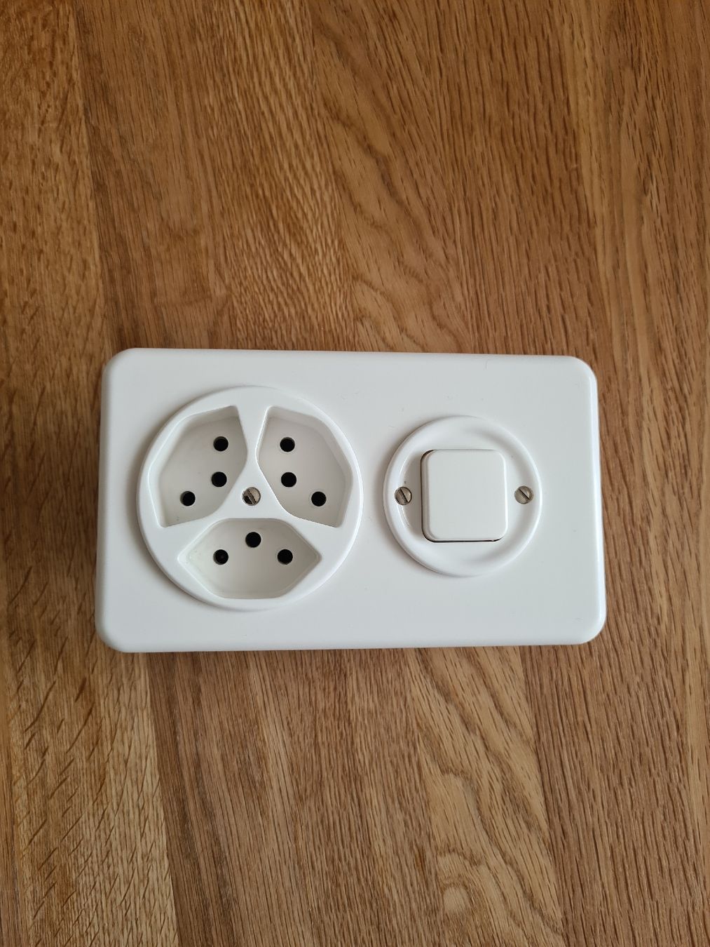 Feller Stecker: Feller Steckdose 3×T13 mit Schalter, sch 3 – Gebraucht aus Winterthur von Jana1701