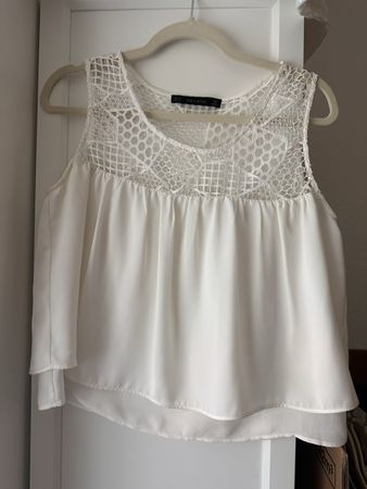 Weisse Bluse mit Lochmuster