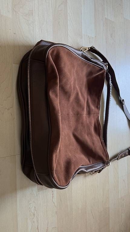 H&M Sacs femmes: Braune Handtasche - Vorne Wildlederoptik – D'occasion à Schwerzenbach par maandy95 1