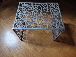 Table d'appoint design en aluminium argenté de 49cm 