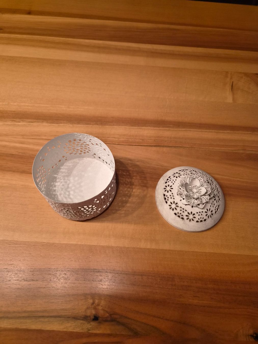 Tutte le decorazioni: Dekorative Schmuckdose / Dose mit Rosenmuster, Vintage Stil – Usato da Ibach venduto da urs_sl5h 1
