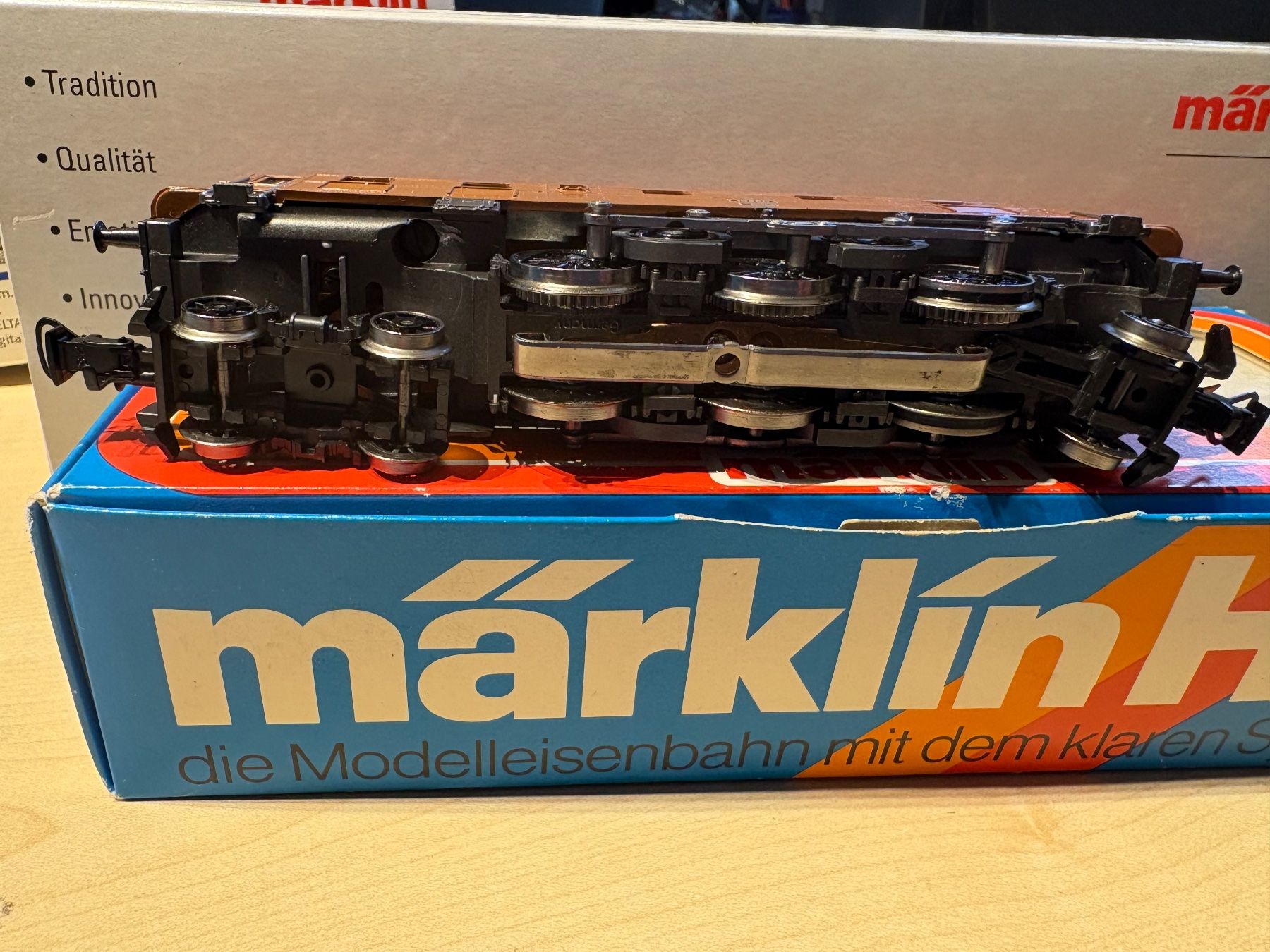 Märklin Trains électriques: Maerklin 3151 Ae 3/6 brune – Neuf avec emballage d'origine à Corcelles Payerne par Pierre66 3