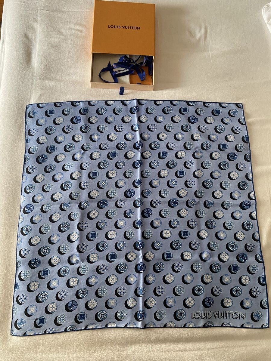 Louis Vuitton Foulards & écharpes: Carré soie Louis Vuitton bleu 65x65 cm🩵 – D'occasion à Corsier GE par tanamera 1