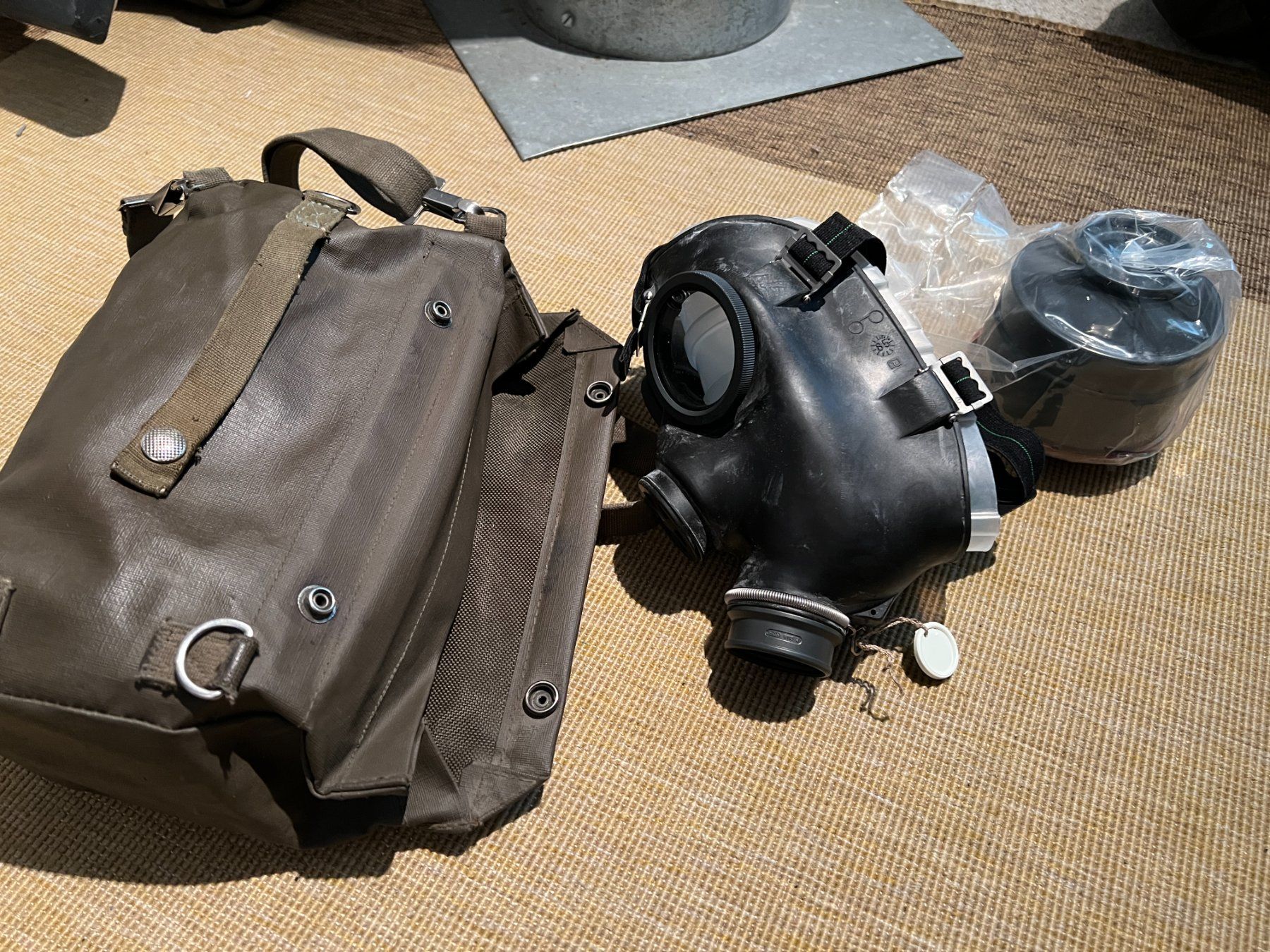 Maschere: Schweizer Armee Gasmaske, original mit Filter und Tasche. – Usato da Affoltern am Albis venduto da Uri 1