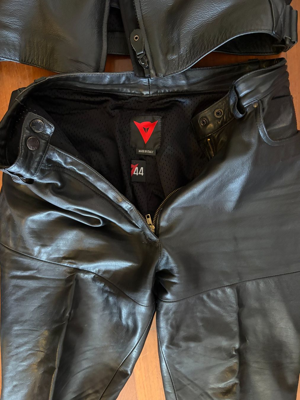 Costumes: Dainese Leather Suit + protectors - Jacket + Pants – D'occasion à Interlaken par giorgiotraverso 1