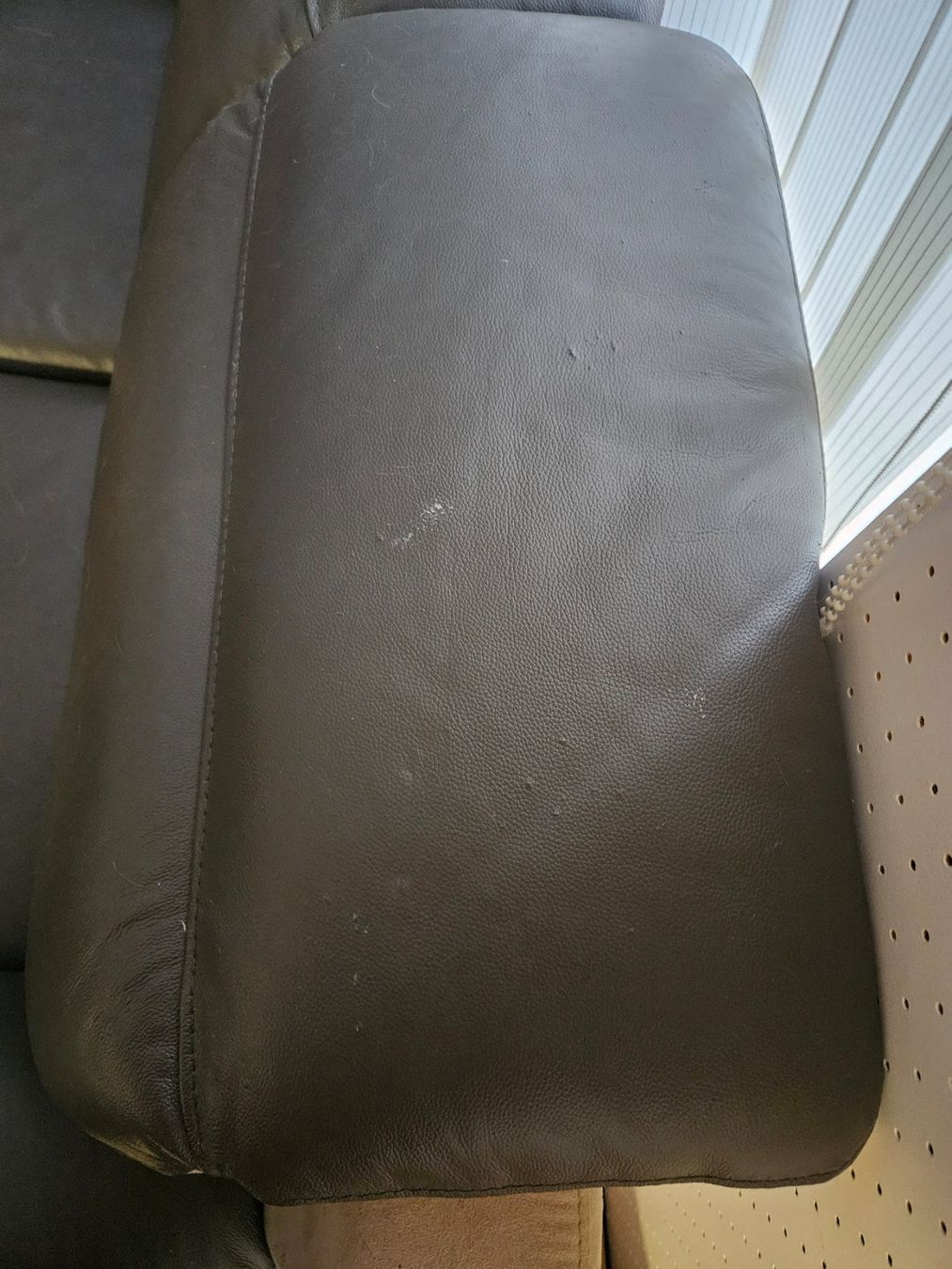 Conforama Divani: Elektronisches Sofa 2-plätzig mit Relaxfunktion und USB – Usato da Wikon venduto da Mr.Saxer 4