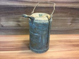 Antike rostige Petrol Blechkanne