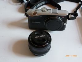 Samsung NX100 Systemkamera mit Objektiv und Zubehöhr