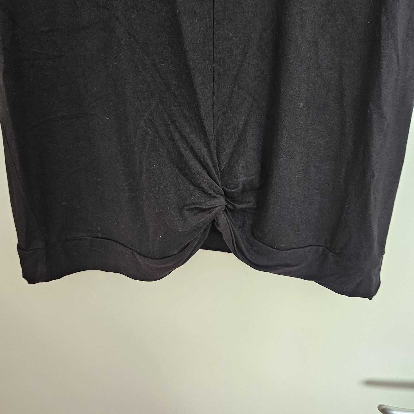 T-Shirts: T-Shirt mit Knoten, schwarz – Gebraucht aus Bern von naaa000xci 1