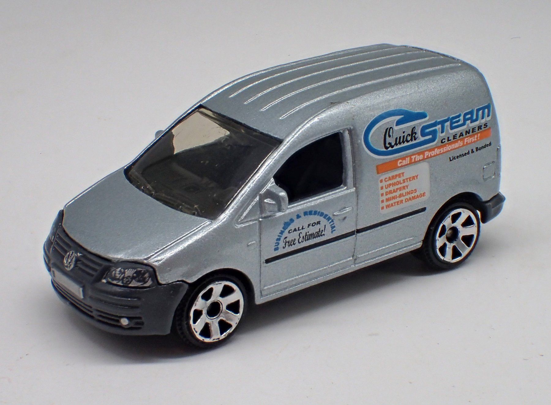 Matchbox Modellini d'auto: Matchbox VW Caddy Quick Steam Cleaners grau/gris – Usato da Ostermundigen venduto da archeopteryx