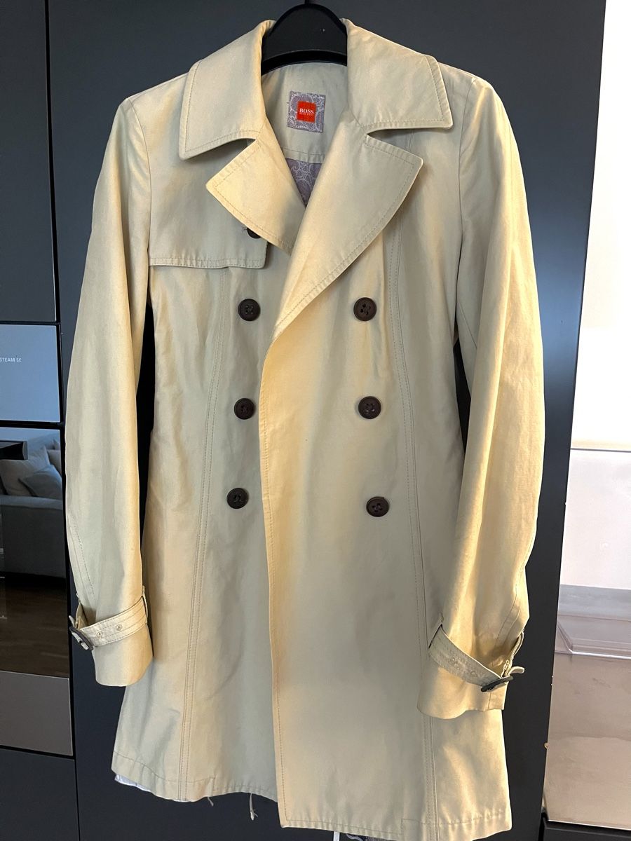 Hugo Boss Cappotti: Trenchcoat von Boss – Usato da Dübendorf venduto da MyFashionArchive