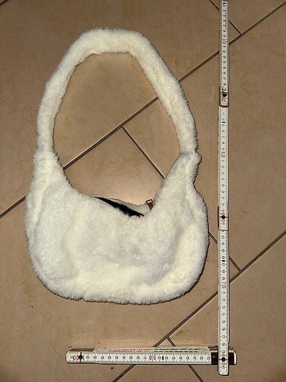 Sacs femmes: Handtasche Kunstfell weiss neuwertig – Neuf (Voir description) à Schlieren par S_Dragon 1