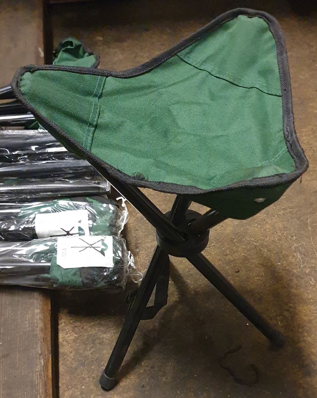 Hocker: 3-Bein Camping / Wandersitz – Neu und originalverpackt aus Müllheim Dorf von Linus18