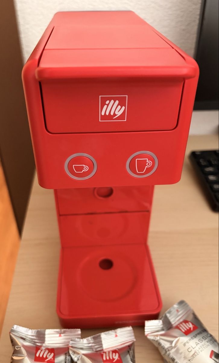 Illy Macchine per caffè & Macchine per espresso: Machine à café à capsules illy rouge. – Usato da Crans VS venduto da yor_n5h8 2