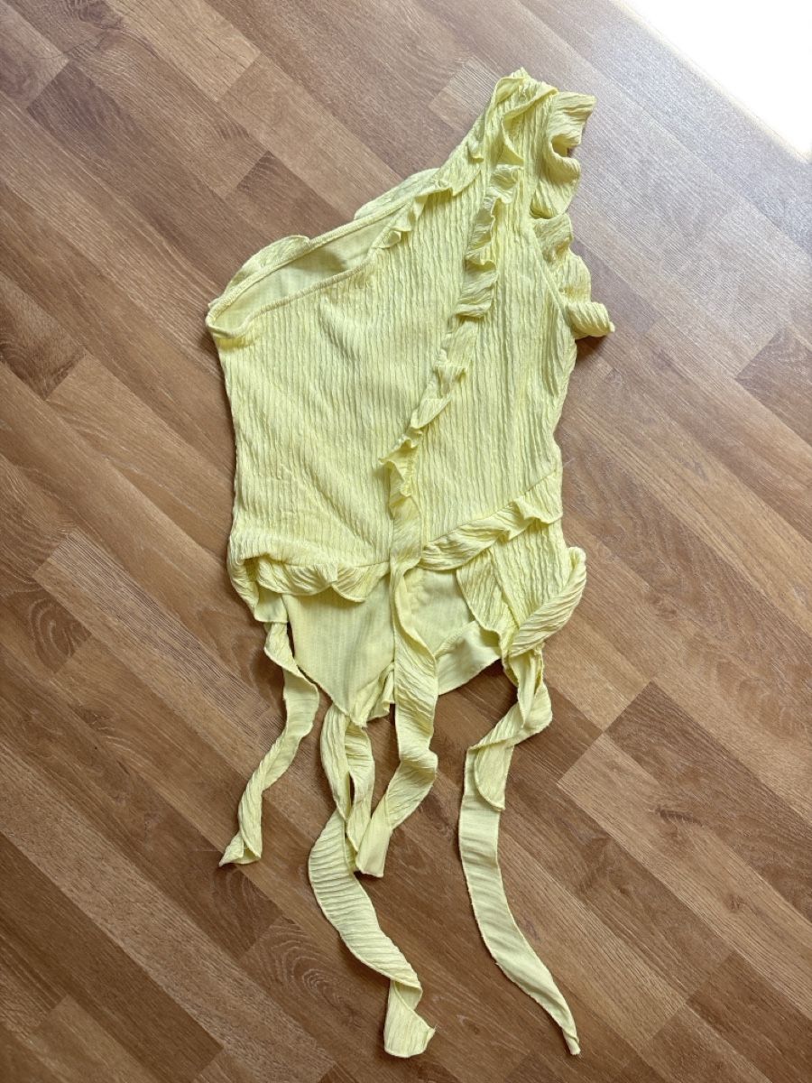 Shein Top: Shein one-shoulder ruffled bright yellow top - size S – Nuovo (secondo la descrizione) da Zollikon venduto da ely.p 3