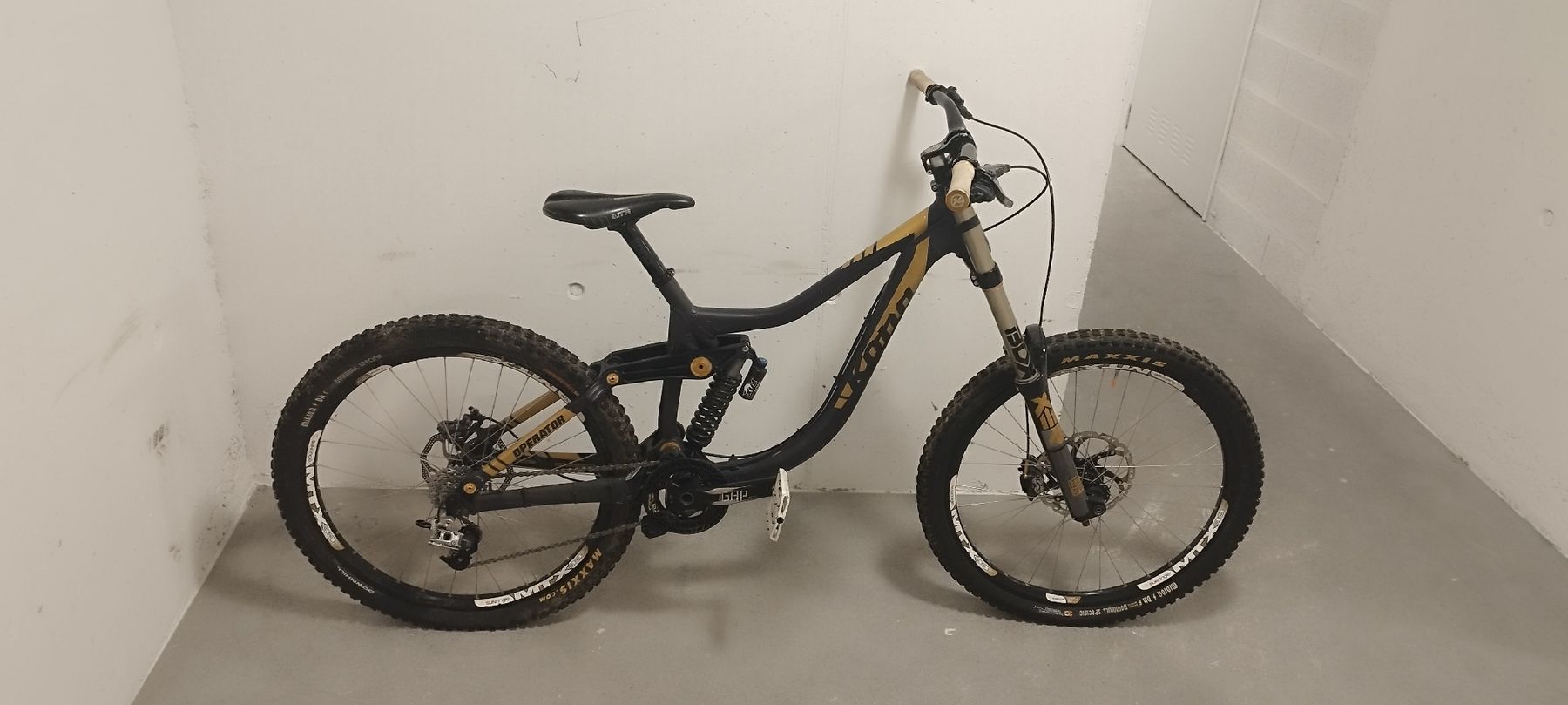 Kona Velos: kona operator DH 2012 – Gebraucht aus Broc von emilien86