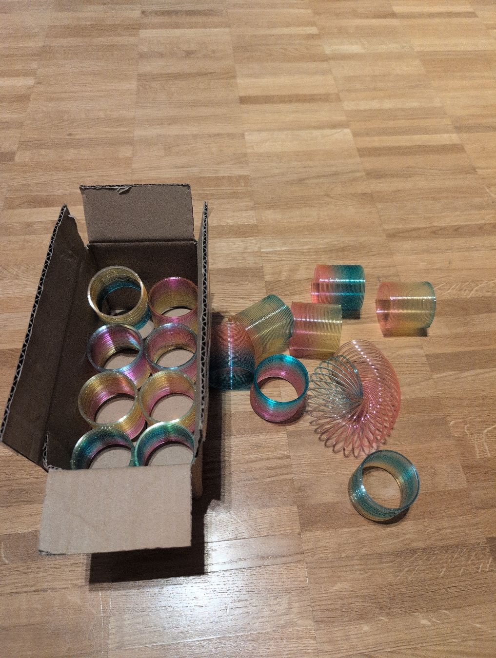 Jouets: 16 Regenbogen Spiralfedern klein – Neuf (Voir description) à Schwerzenbach par _charme_ 1